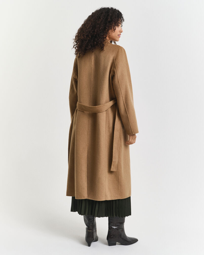 Met de hand gestikte jas met ceintuur