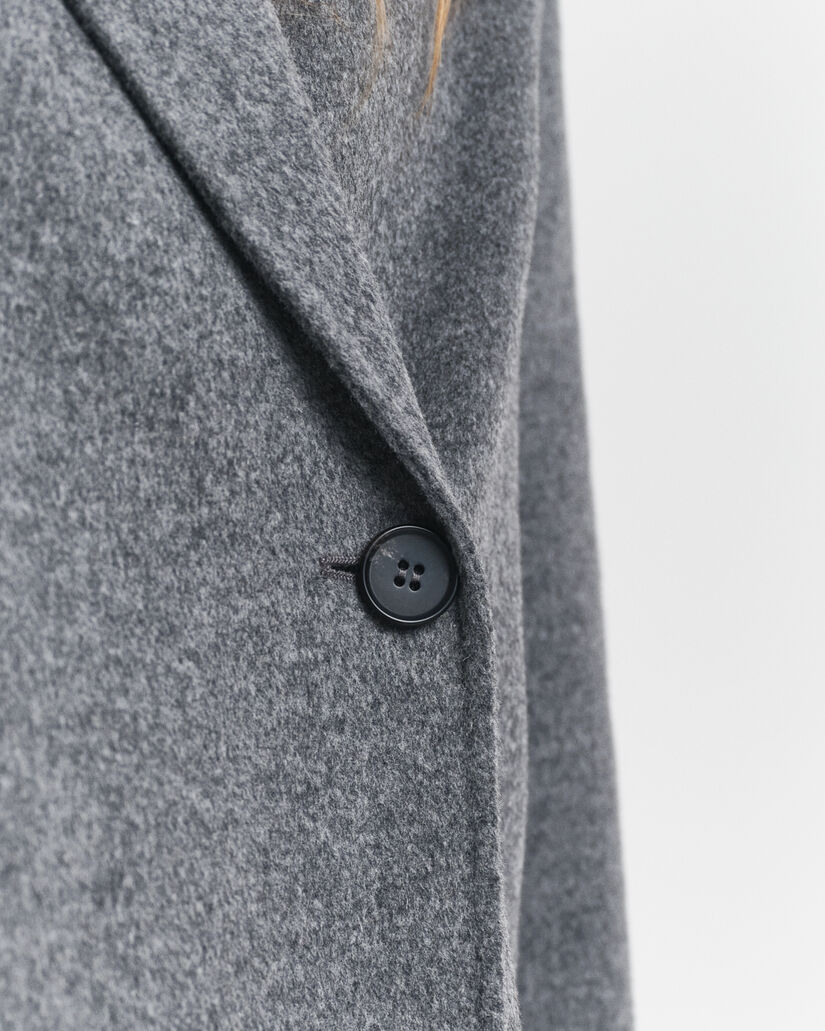 Met de hand gestikte jasje met ceintuur