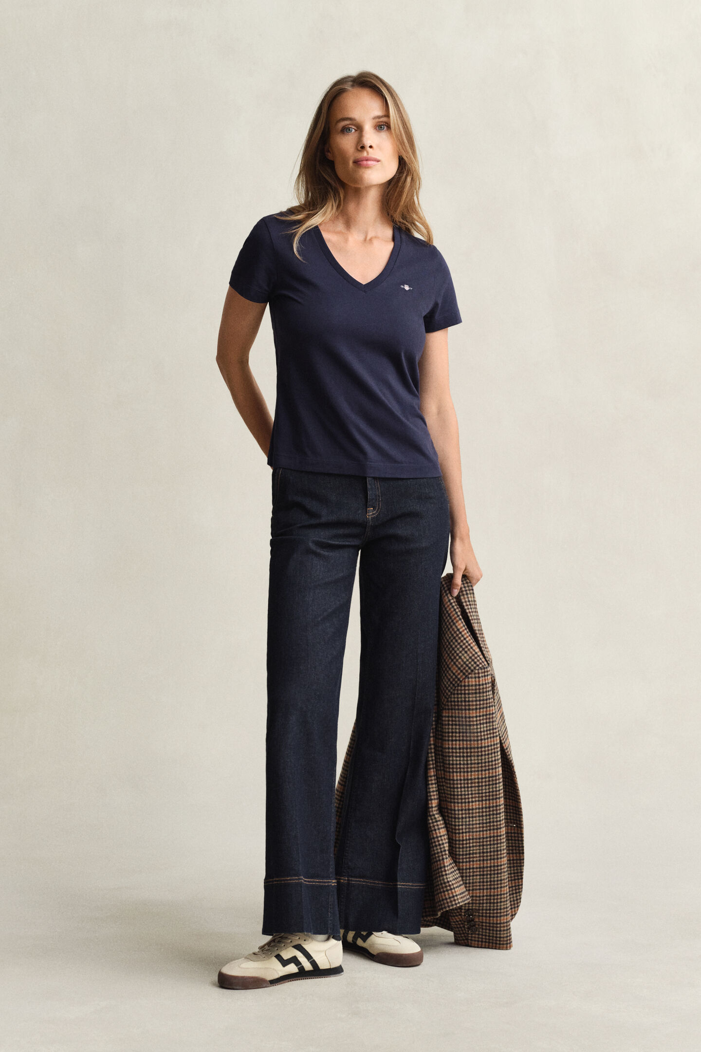 Shield T-shirt met V-hals