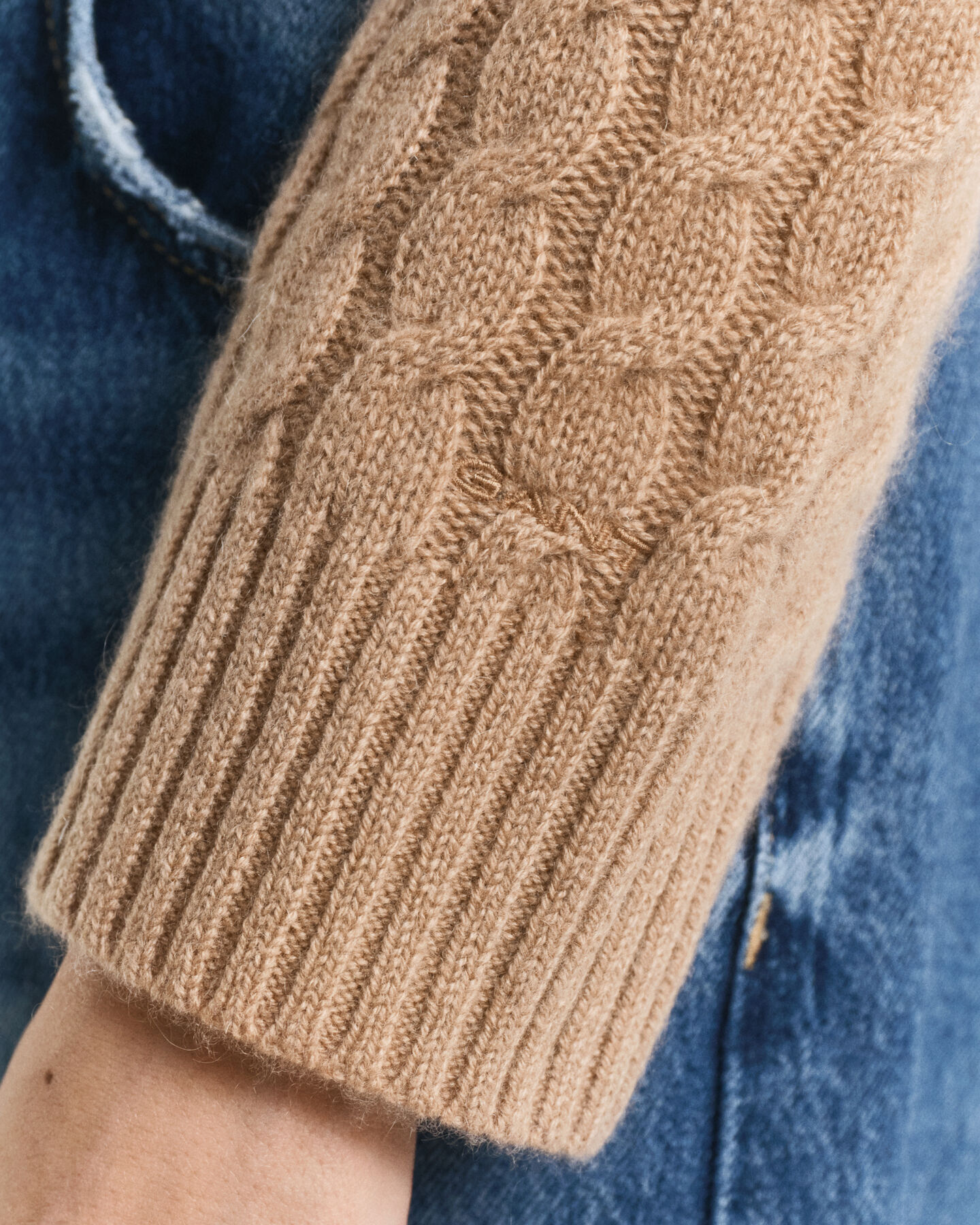 Gebreide kabeltrui met ronde hals van kasjmier