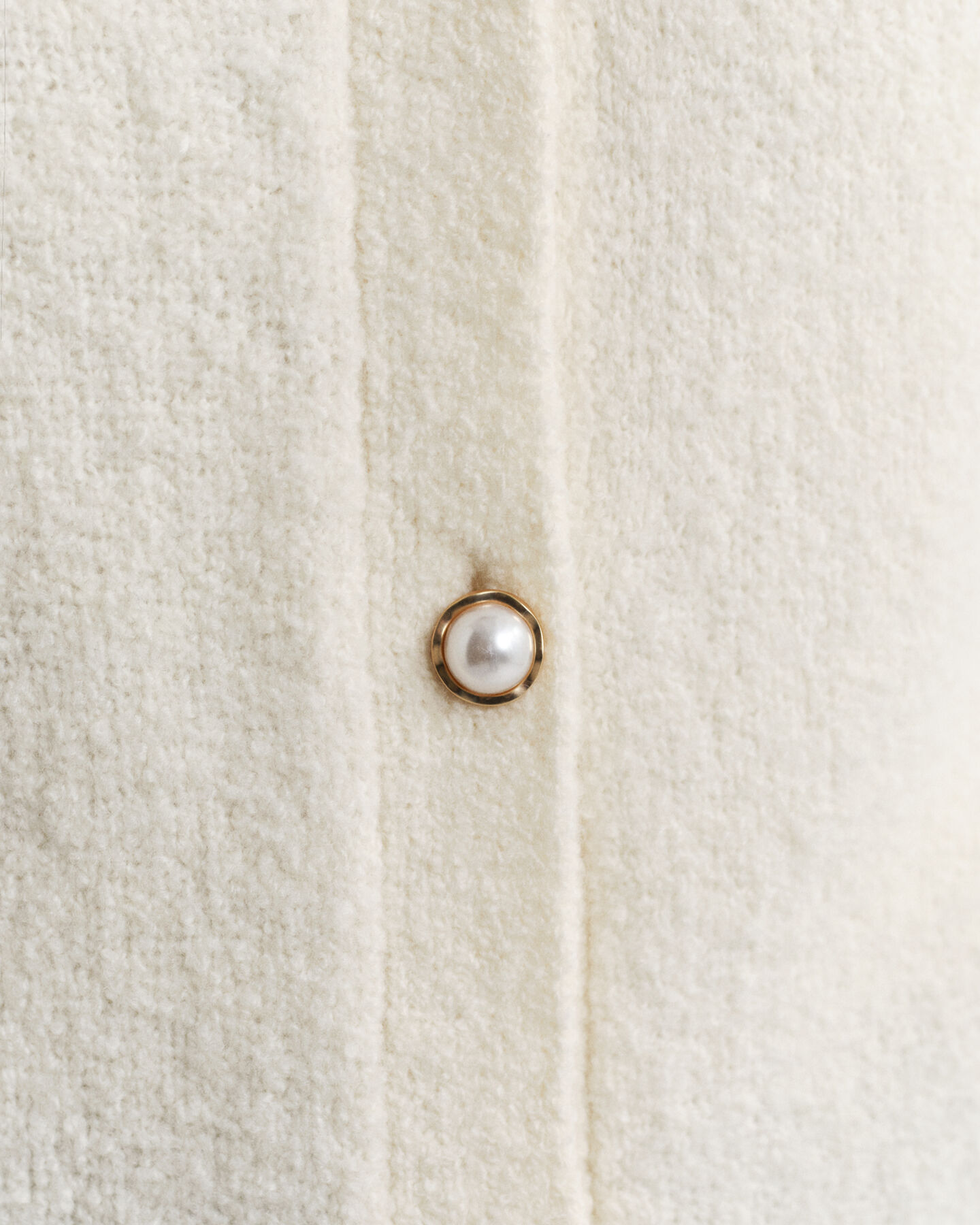 Boucl&eacute; vest met ronde hals