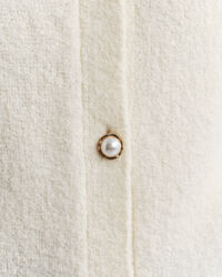 Boucl&eacute; vest met ronde hals