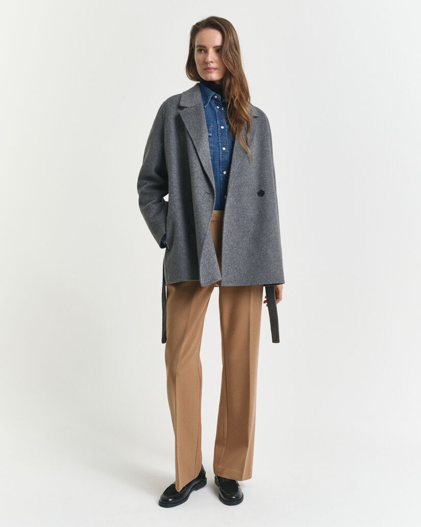 Met de hand gestikte jasje met ceintuur