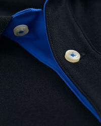 Piqu&eacute; poloshirt met contrasterend detail