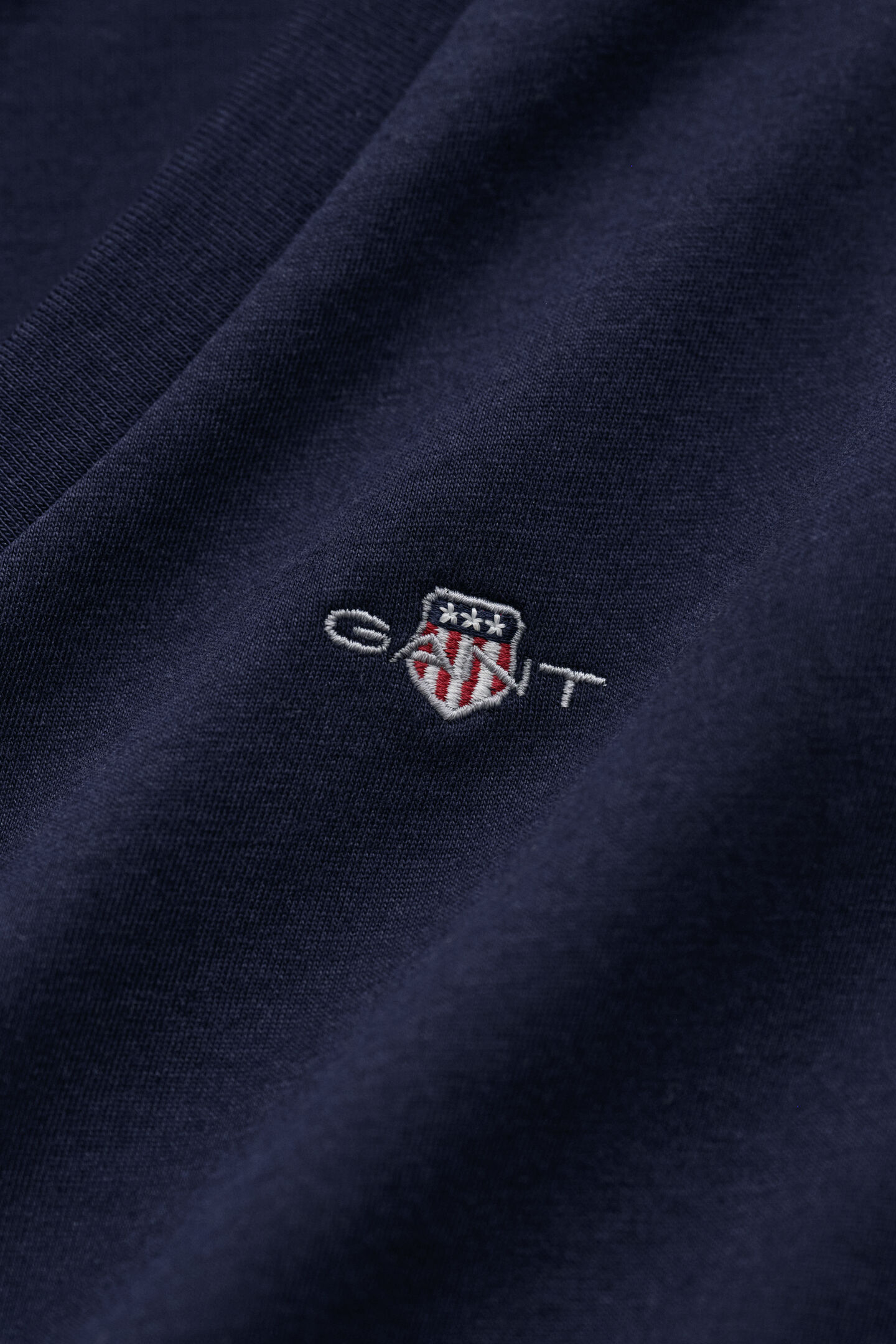Shield T-shirt met V-hals